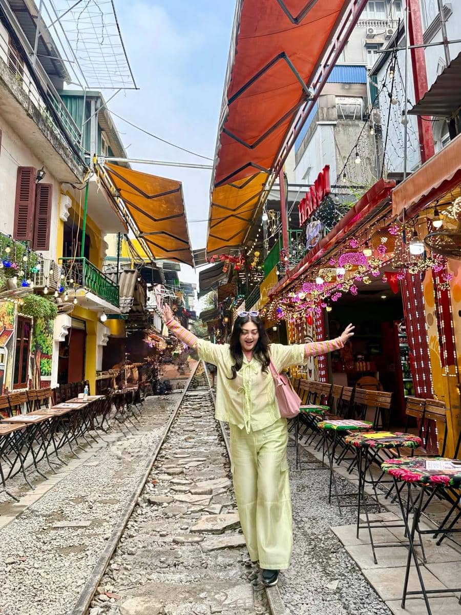 Bella Saphira nongkrong di Hanoi Train Street