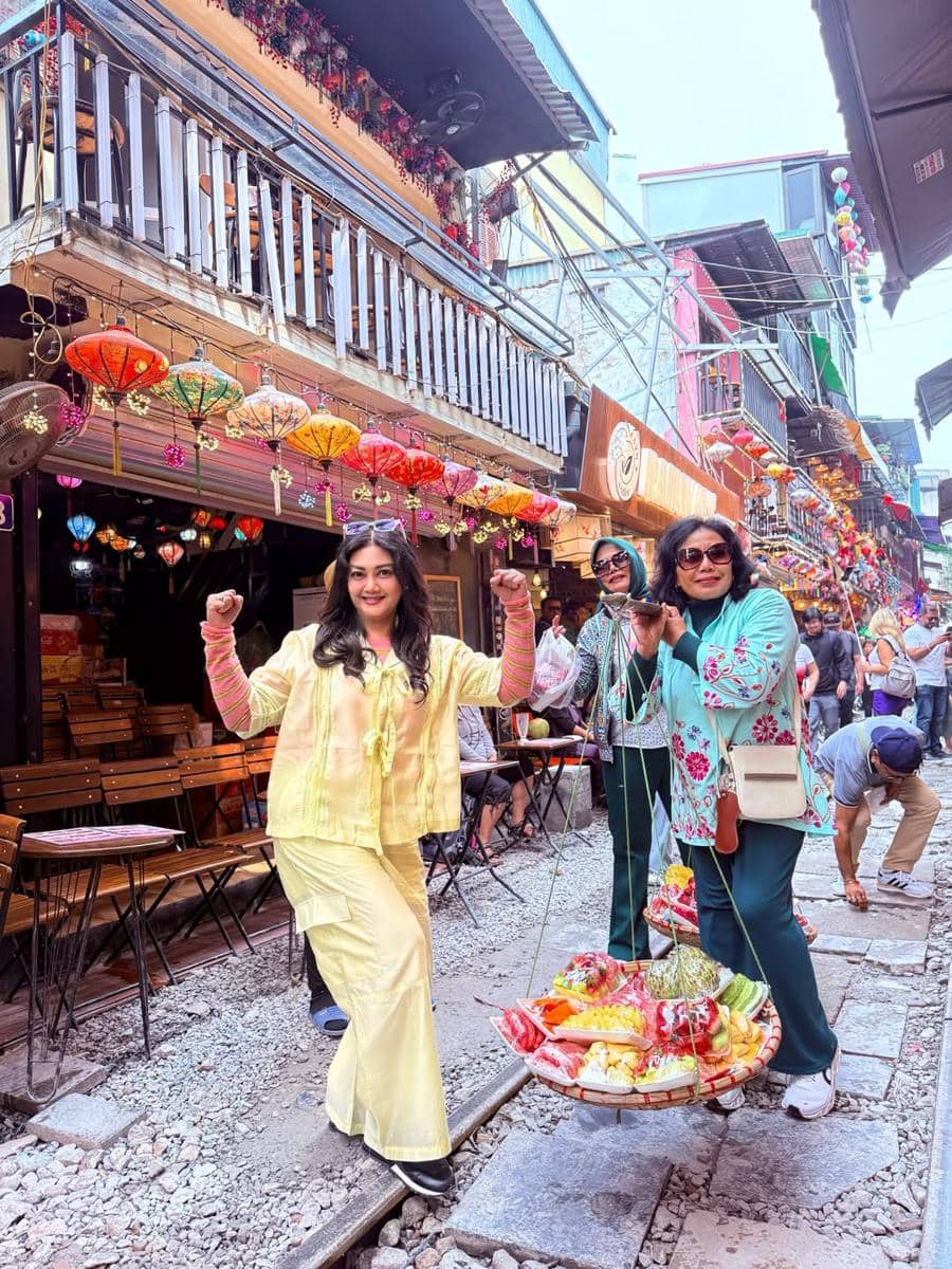 Bella Saphira nongkrong di Hanoi Train Street