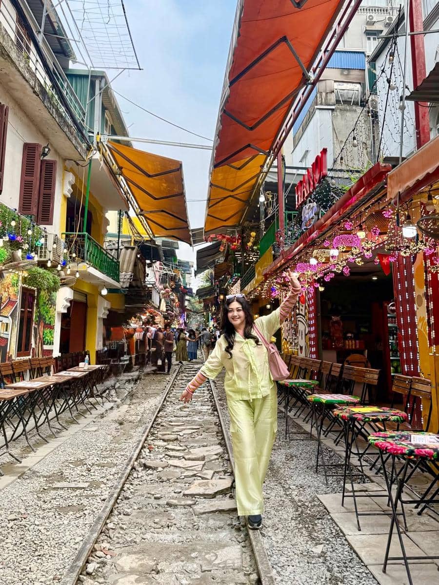 Bella Saphira nongkrong di Hanoi Train Street