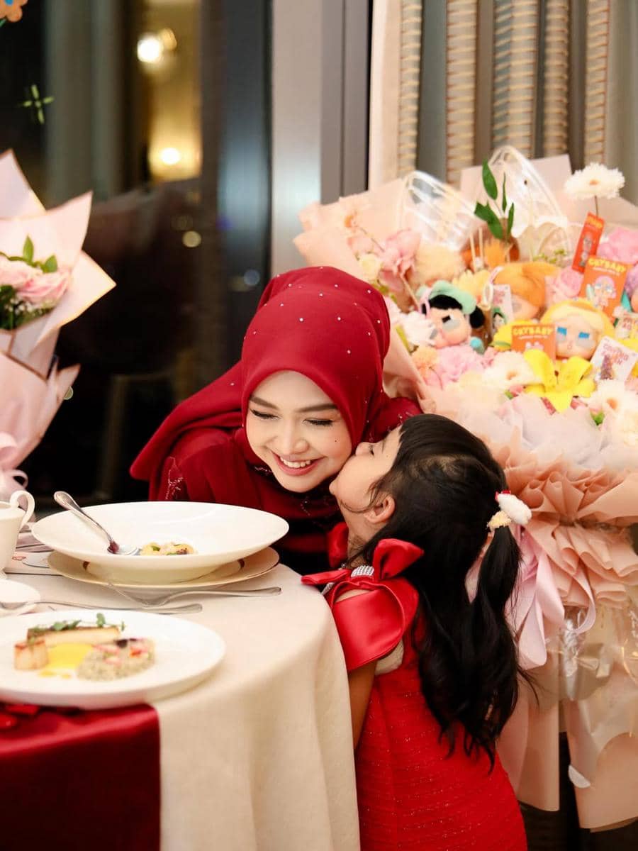 Ria Ricis dan Moana saat makan malam.