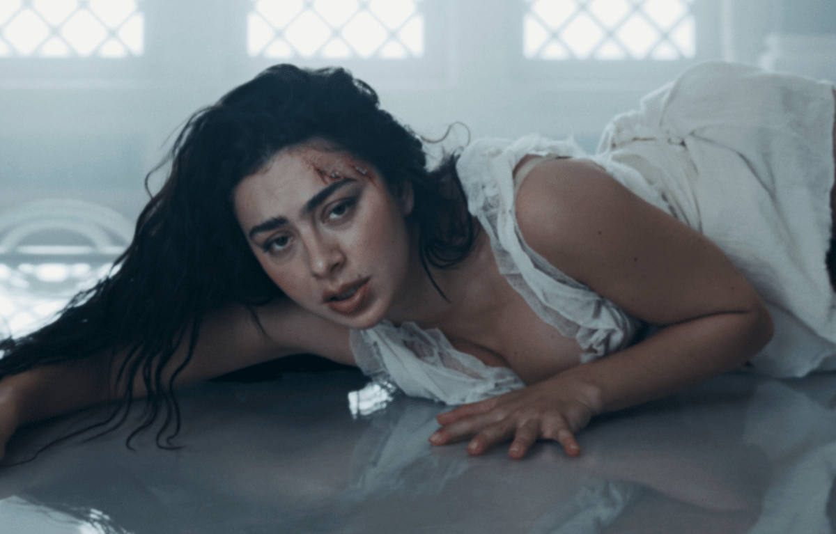 Charli xcx dalam video musik "Chains of Love" 