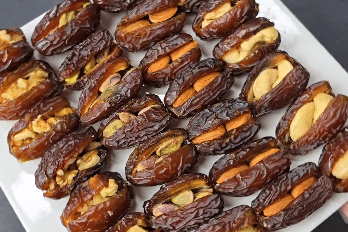 ilustrasi kurma cokelat isi kacang mete 