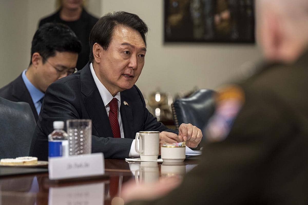 Menteri Pertahanan Lloyd J. Austin III menjamu Presiden Korea Selatan Yoon Suk Yeol untuk pertemuan di Pentagon, Washington, D.C., 27 April 2023. (U.S. Secretary of Defense, CC BY 2.0, via Wikimedia Commons)