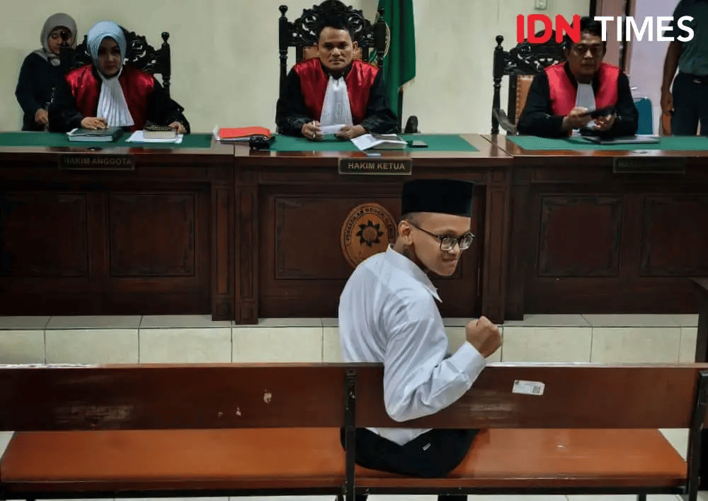 Perdana Arie Putra Veriasa, mahasiswa Universitas Negeri Yogyakarta (UNY), terdakwa kasus pembakaran tenda di markas Polda DIY dituntut hukuman pidana satu tahun penjara. (IDNTimes/Tunggul Damarjati)