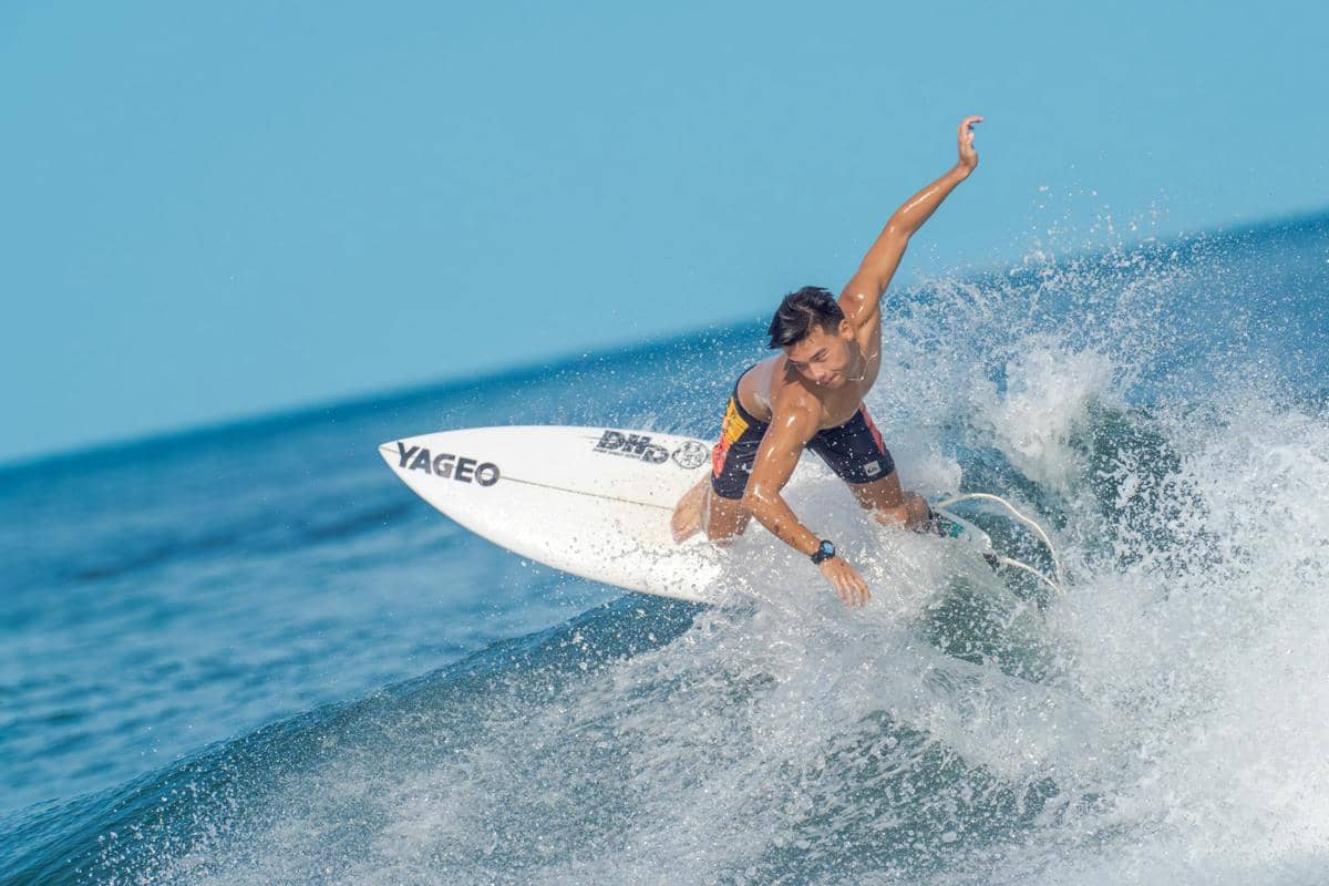 ilustrasi pria olahraga surfing