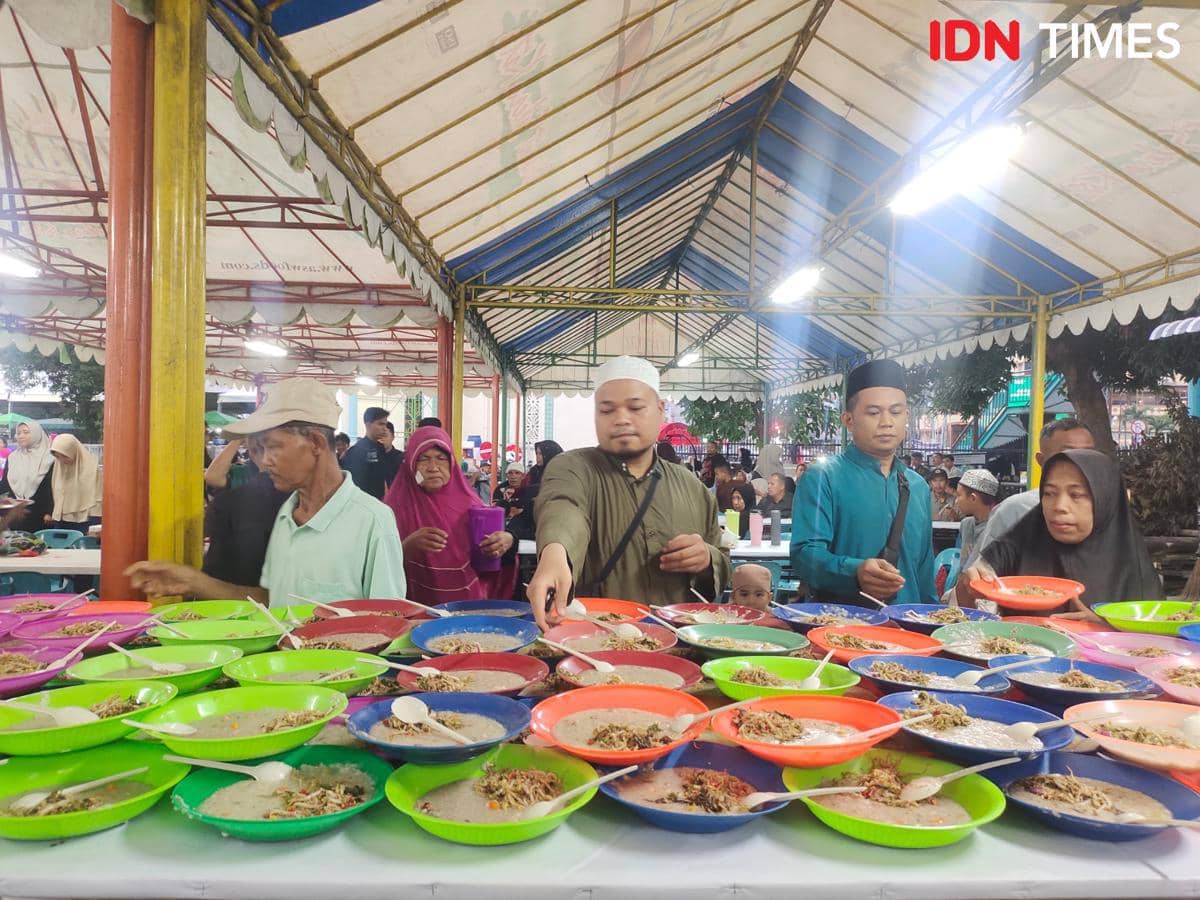 Suasana pembagian bubur pedas di Masjid Raya Al Mahsun Medan (IDN Times/Indah Permata Sari)