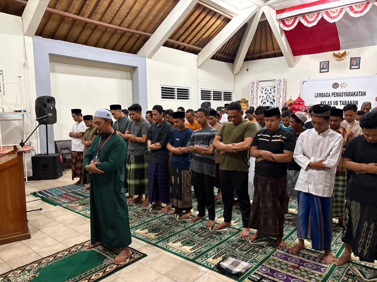 Warga binaan Lapas Tabanan jalani Shalat Tawarih berjamaah pada