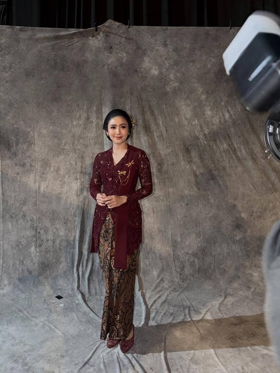 gaya Febby Rastanty di pernikahan adiknya