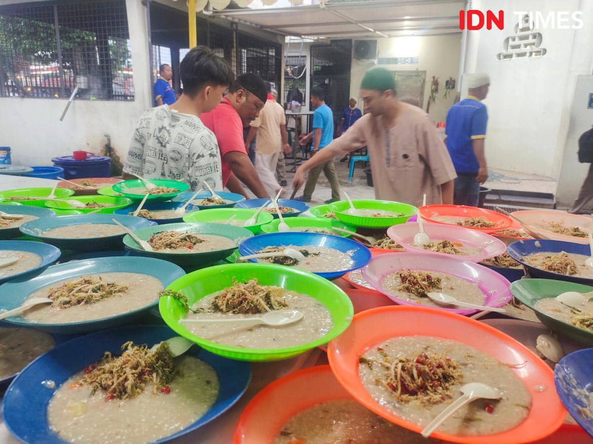Pembagian bubur sup di Masjid Raya Al Mashun Medan(IDN Times/Indah Permata Sari)