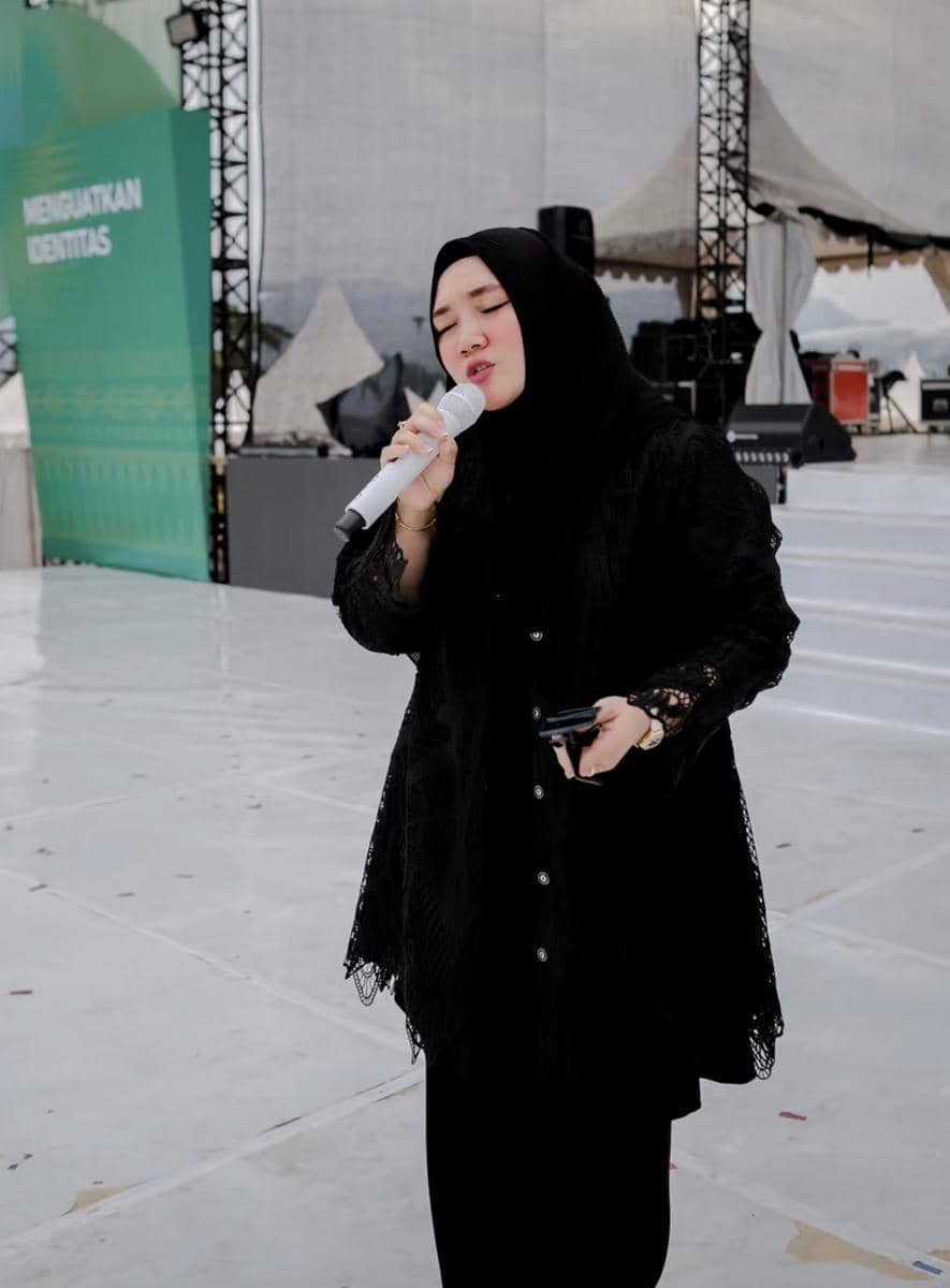Sulis soloist Indonesia yang menyanyikan lagu religi