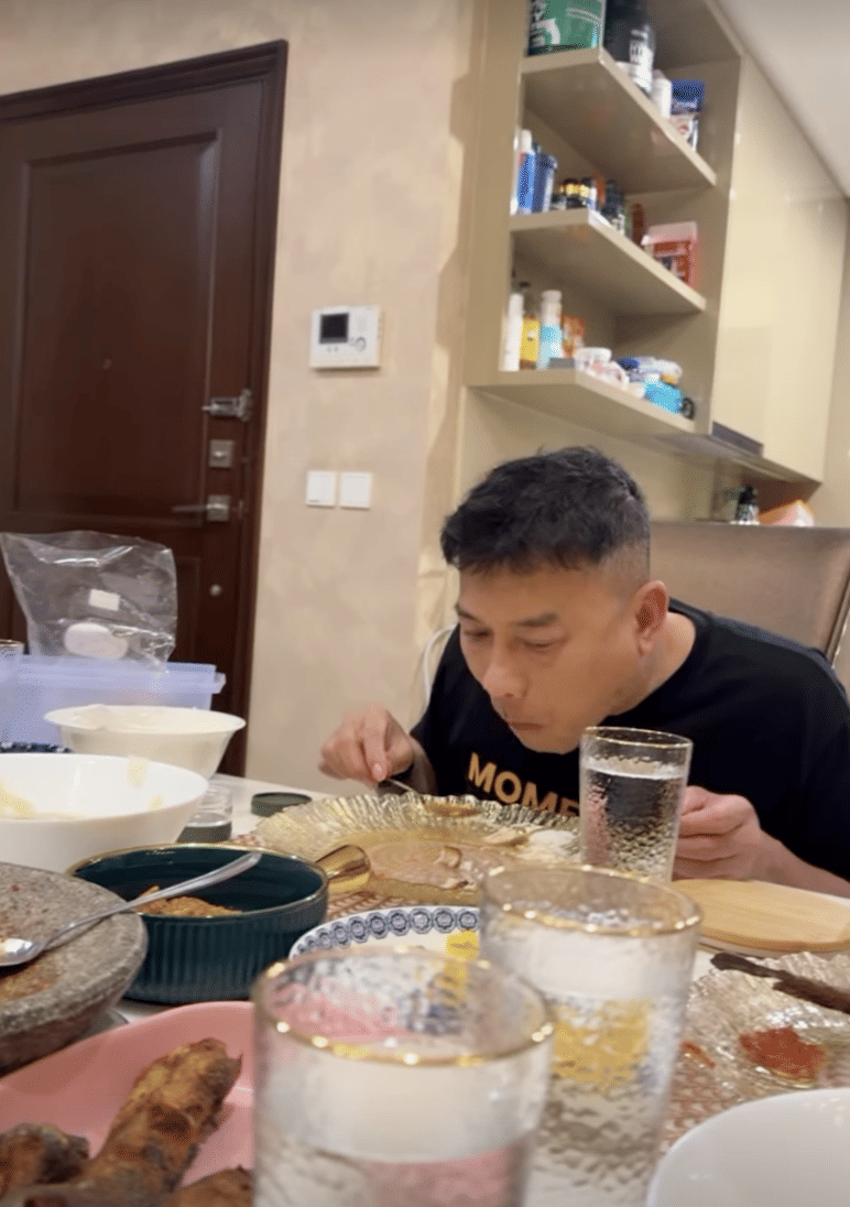 momen sahur pertama artis