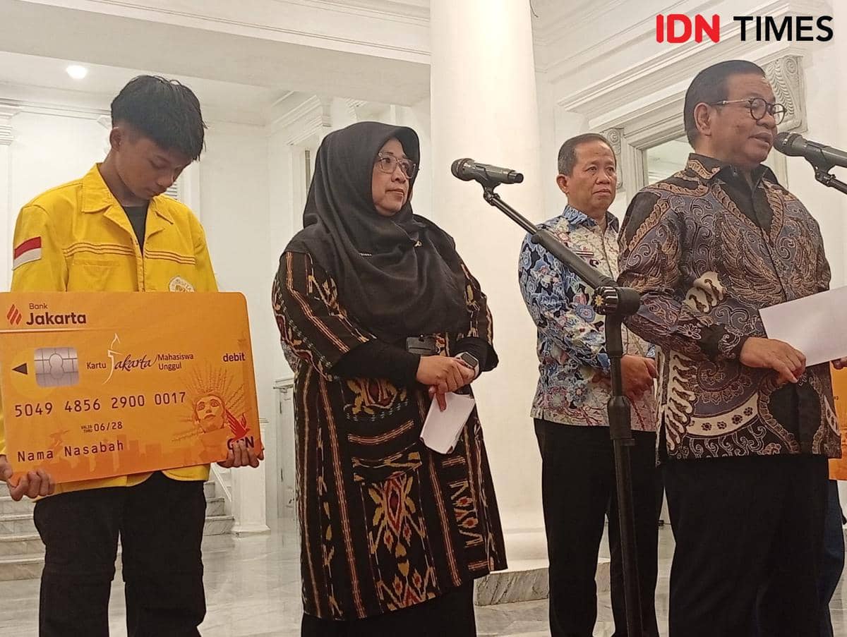 Gubernur DKI Jakarta Pramono Anung melakukan orentasi penerima baru KJMU di Balai Kota, Kamis (19/2/2026).