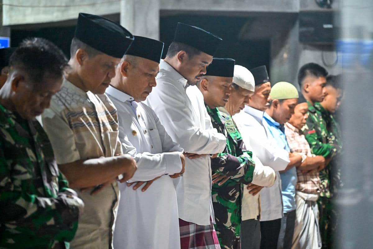 Gubernur Sumut Bobby Nasution saat tarawih perdana di Tapteng (dok.Diskominfo Sumut)
