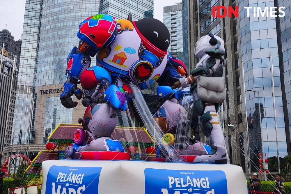 Instalasi Balon Raksasa Pelangi Di Mars yang berada di kawasan Jakarta, Kamis (19/2/2026)