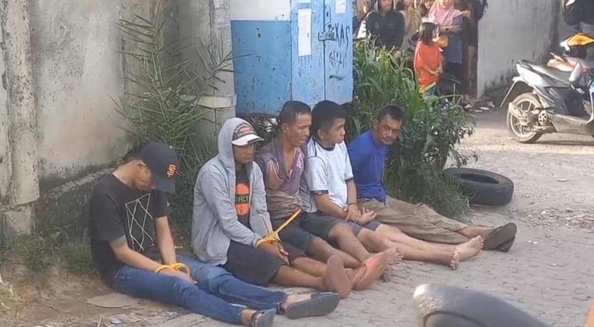 5 orang pria di ringkus polisi di lokasi kampung narkoba Palembang