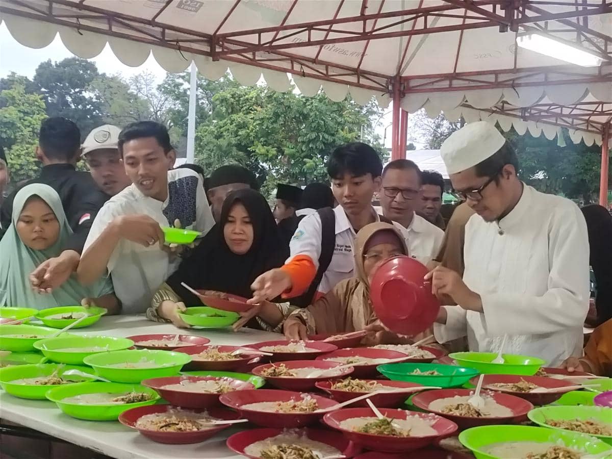 Pembagian bubur sup di Masjid Raya Al Mashun Medan(IDN Times/Indah Permata Sari)