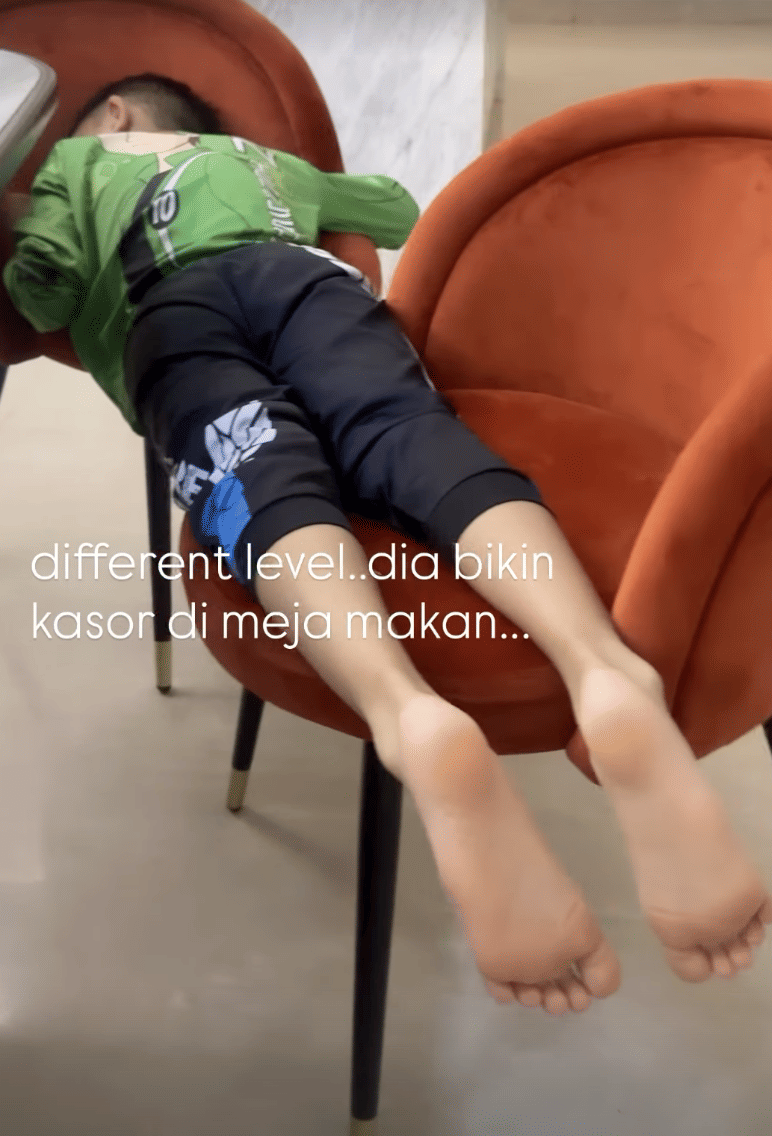 momen sahur pertama artis