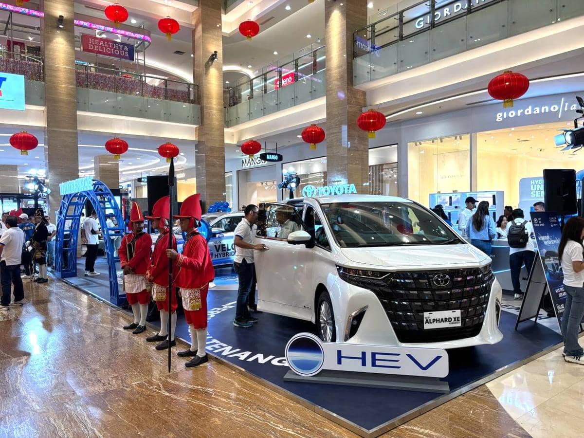 New Alphard XE Hybrid EV turut dikenalkan dalam gelaran Toyota Space – Regional Launching dan Pameran Veloz Hybrid, di Pakuwon Mall, Rabu (18/2/2026). (IDN Times/Herlambang Jati Kusumo) 