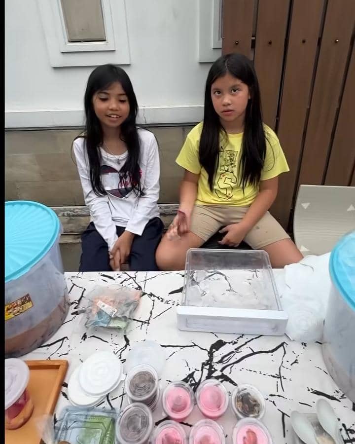 potret Abby jualan takjil depan rumah