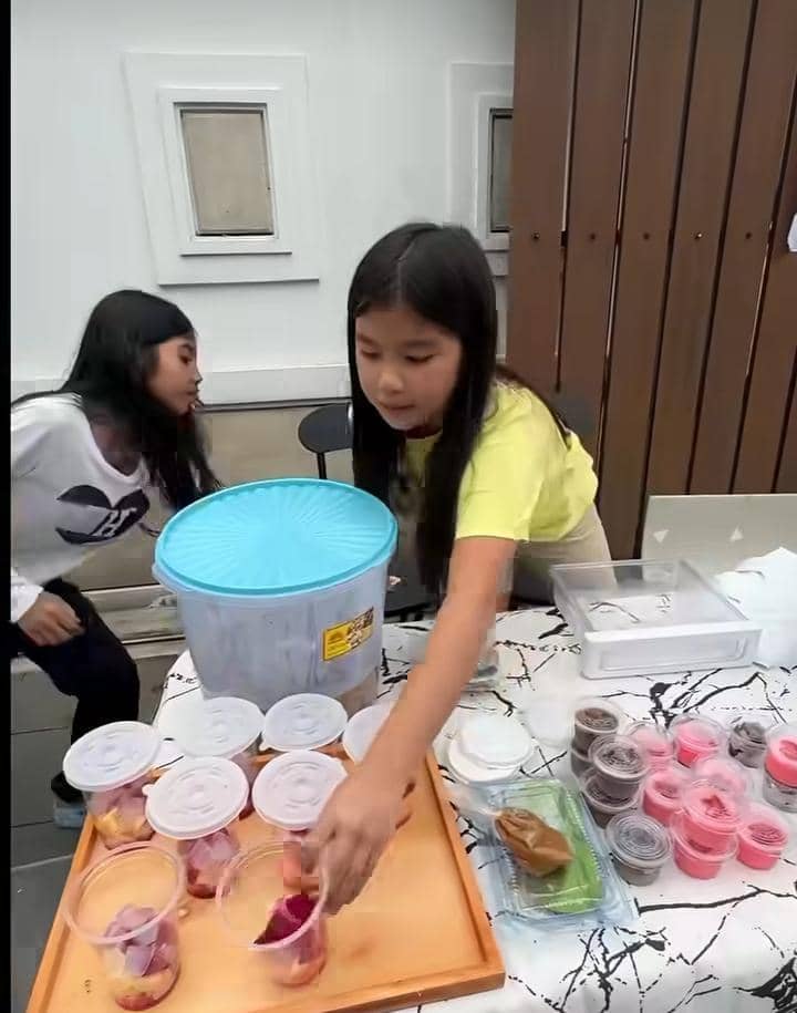 potret Abby jualan takjil depan rumah