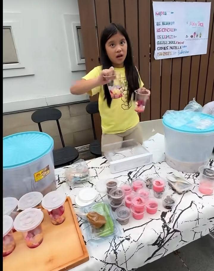 potret Abby jualan takjil depan rumah