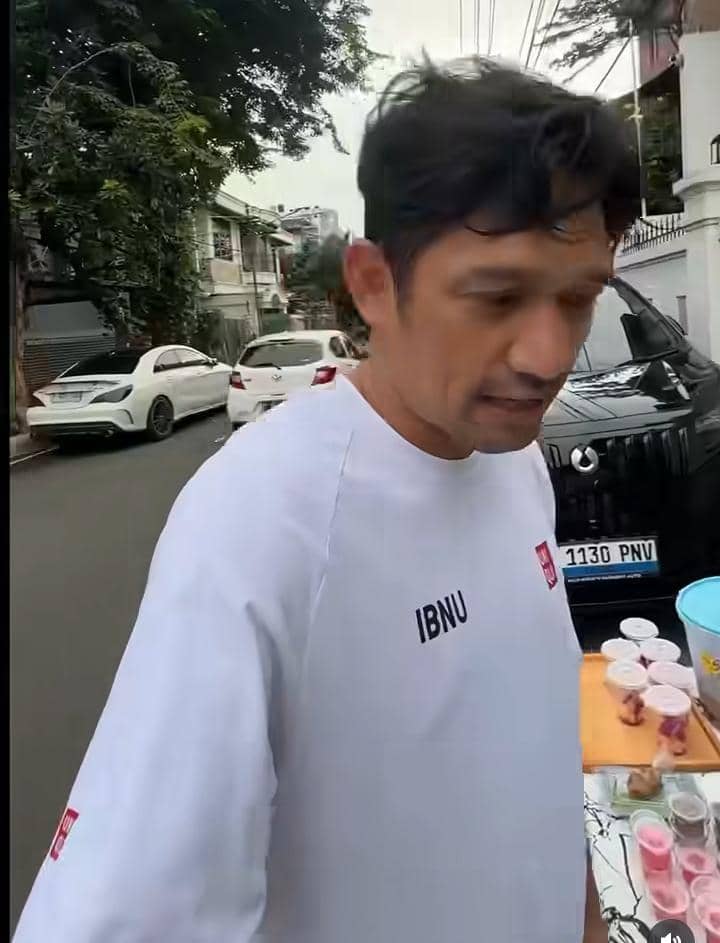 potret Abby jualan takjil depan rumah