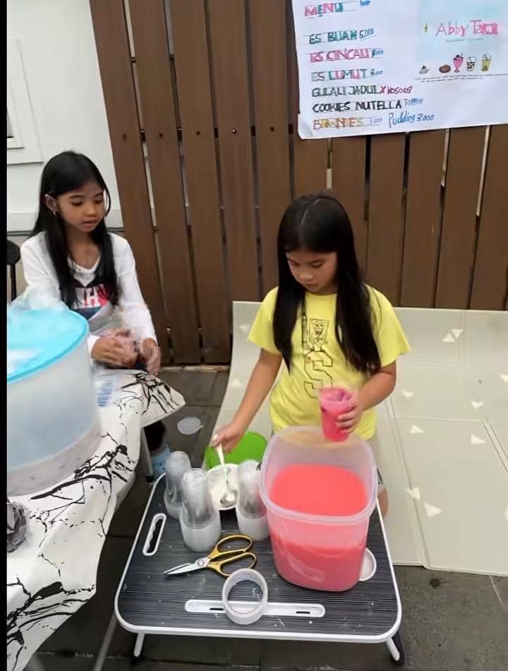 potret Abby jualan takjil depan rumah