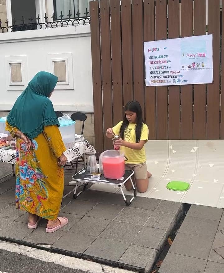 potret Abby jualan takjil depan rumah