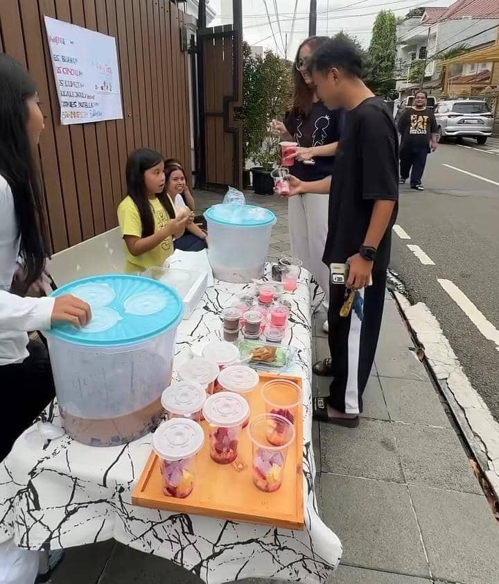 potret Abby jualan takjil depan rumah