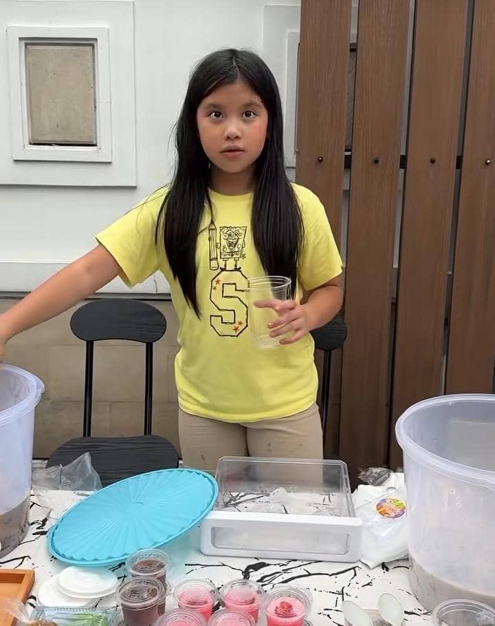 potret Abby jualan takjil depan rumah