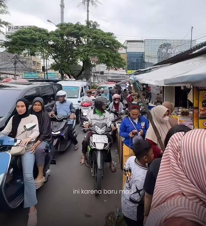 potret Angelina Sondakh belanja di Pasar Kebayoran