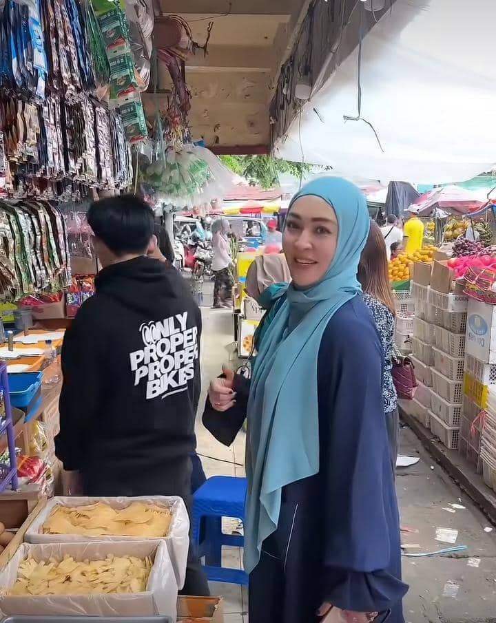 potret Angelina Sondakh belanja di Pasar Kebayoran