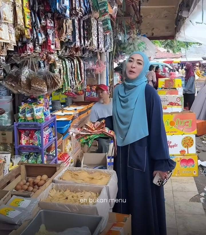 potret Angelina Sondakh belanja di Pasar Kebayoran