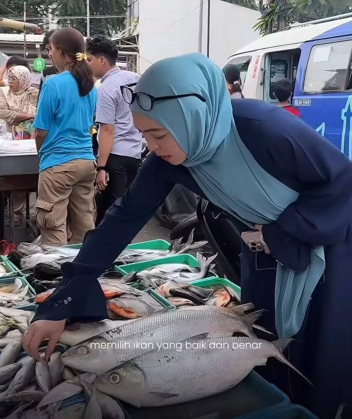 potret Angelina Sondakh belanja di Pasar Kebayoran
