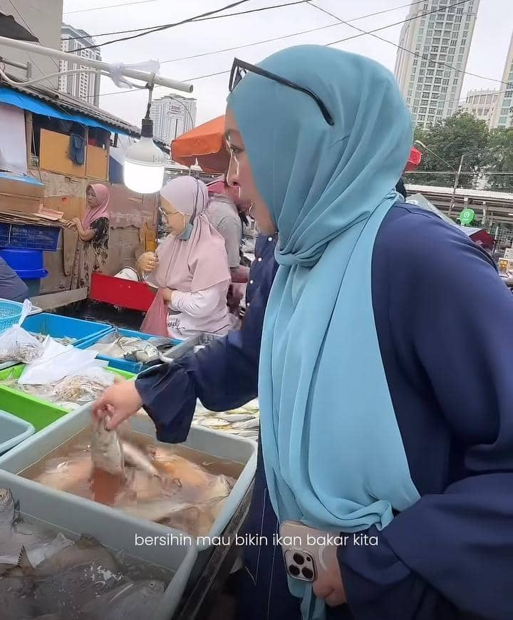 potret Angelina Sondakh belanja di Pasar Kebayoran