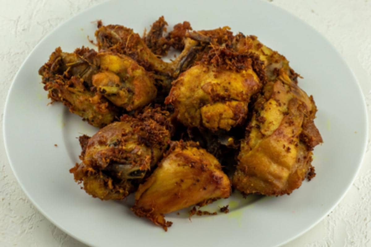 ilustrasi ayam goreng serundeng pedas manis