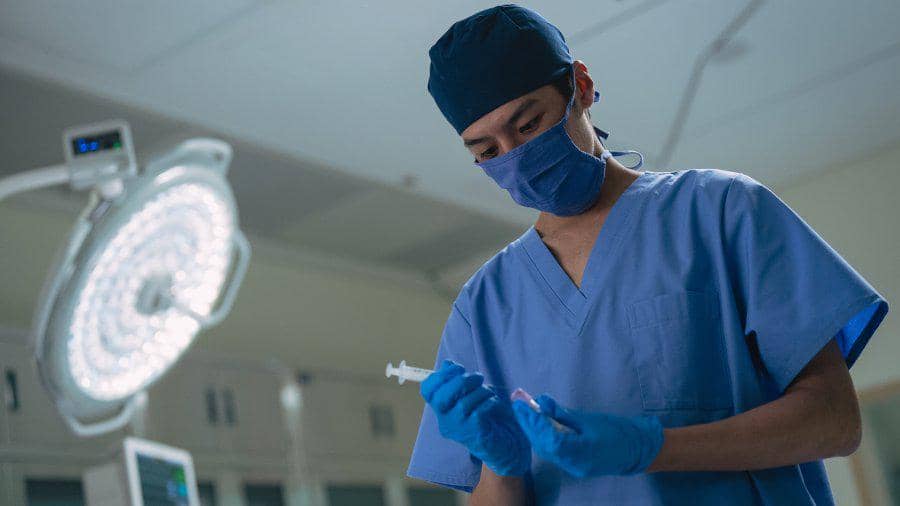 7 Dilema Eksperimen Medis Lee U Gyeom di Drakor Bloody Flower