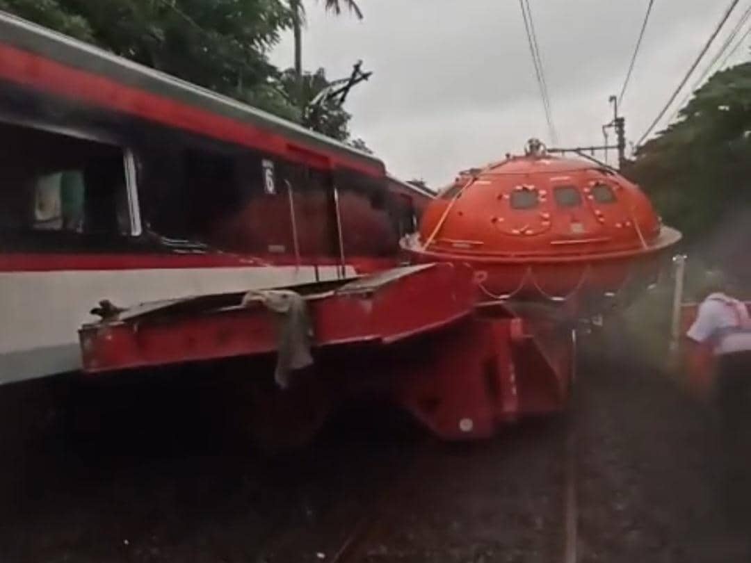 Truk tertemper Kereta Bandara Soetta di dekat Stasiun Poris