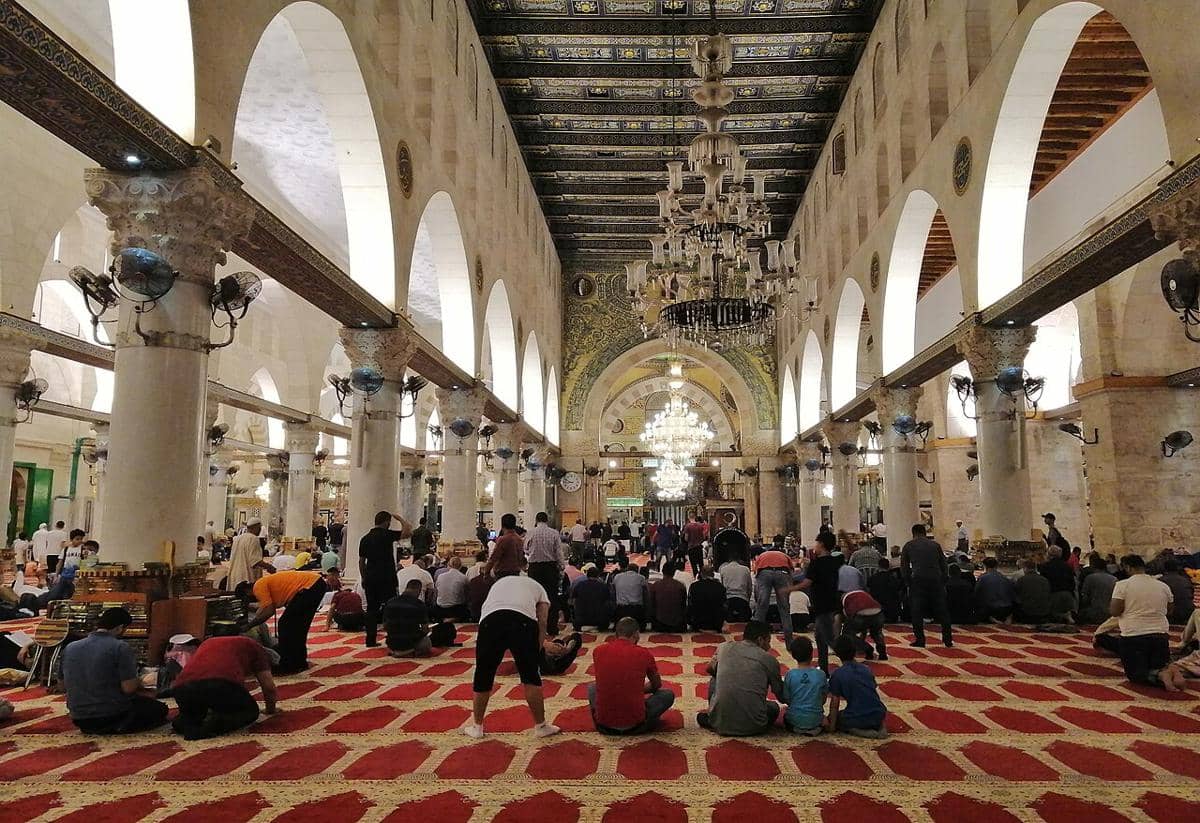 Bagian interior dari Masjid Al-Aqsa, khususnya di dalam Masjid Al-Qibli (Jami' al-Aqsa), yang merupakan aula salat utama di dalam kompleks Masjid Al-Aqsha di Yerusalem.