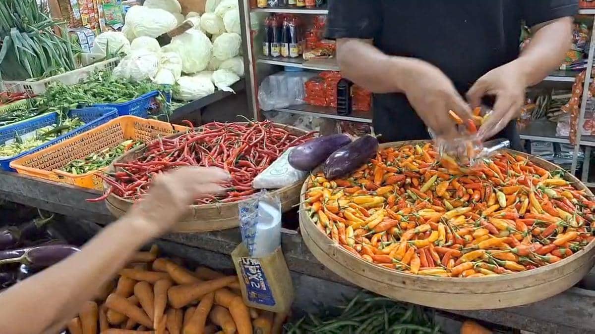 Aktivitas jual beli di pasar besar Ngawi saat bulan Ramadan. IDN Times/Riyanto.