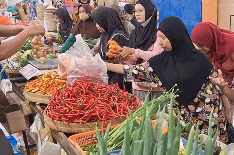 Aktivitas jual beli di pasar besar Ngawi saat bulan Ramadan. IDN Times/Riyanto.