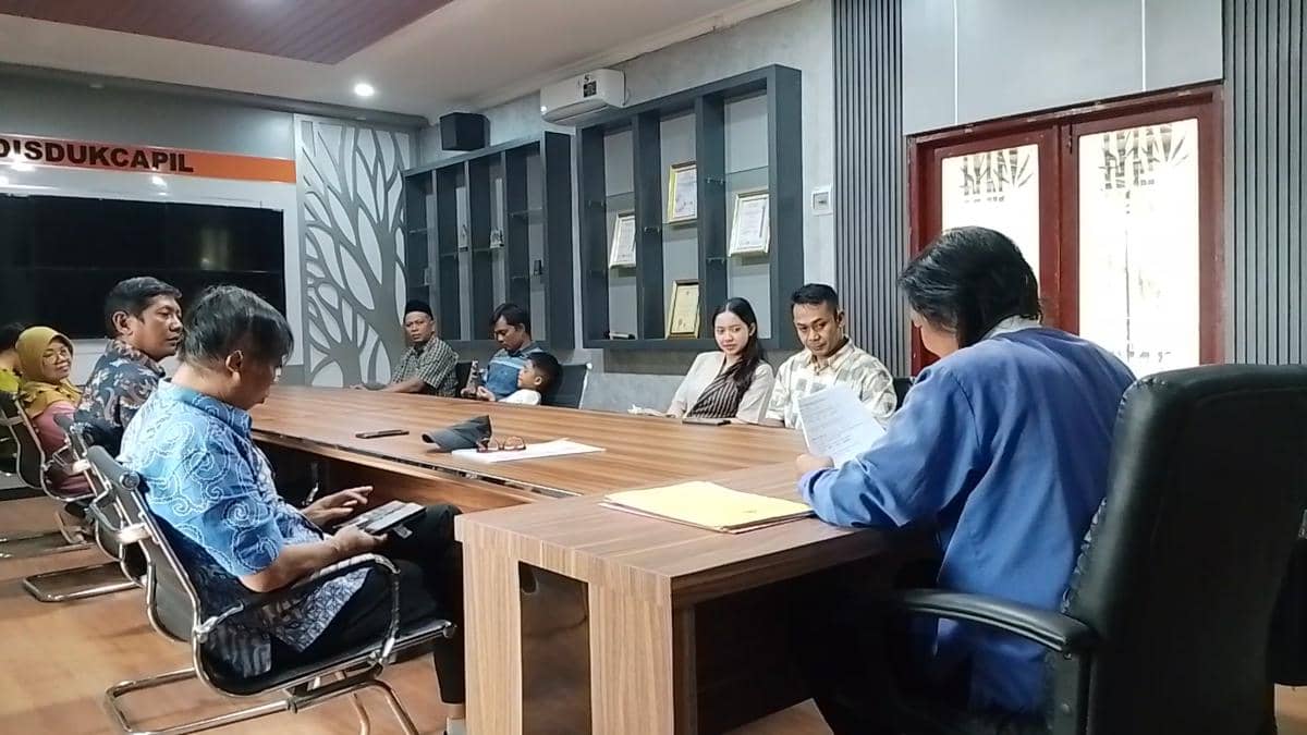 Kedua mempelai saat mencatatkan pernikahan di Dispendukcapil Magetan. IDN Times/Riyanto.