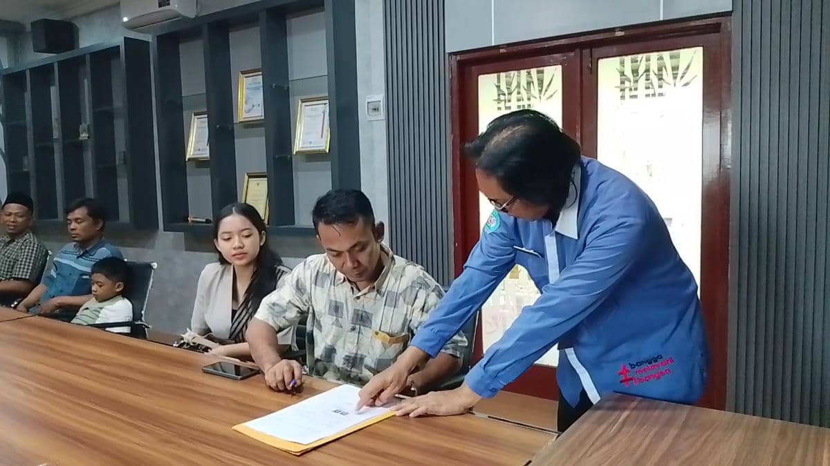 Kedua mempelai didampingi keluarga saat memcatatkan pernikahan mereka di Dispendukcapil Magetan. IDN Times/Riyanto.