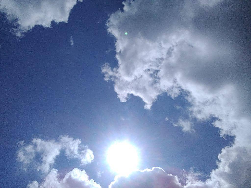 ilustrasi sinar matahari (commons.wikimedia.org/Path slopu)