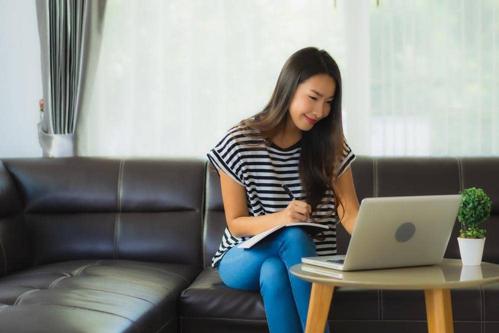 ilustrasi perempuan belajar skill baru