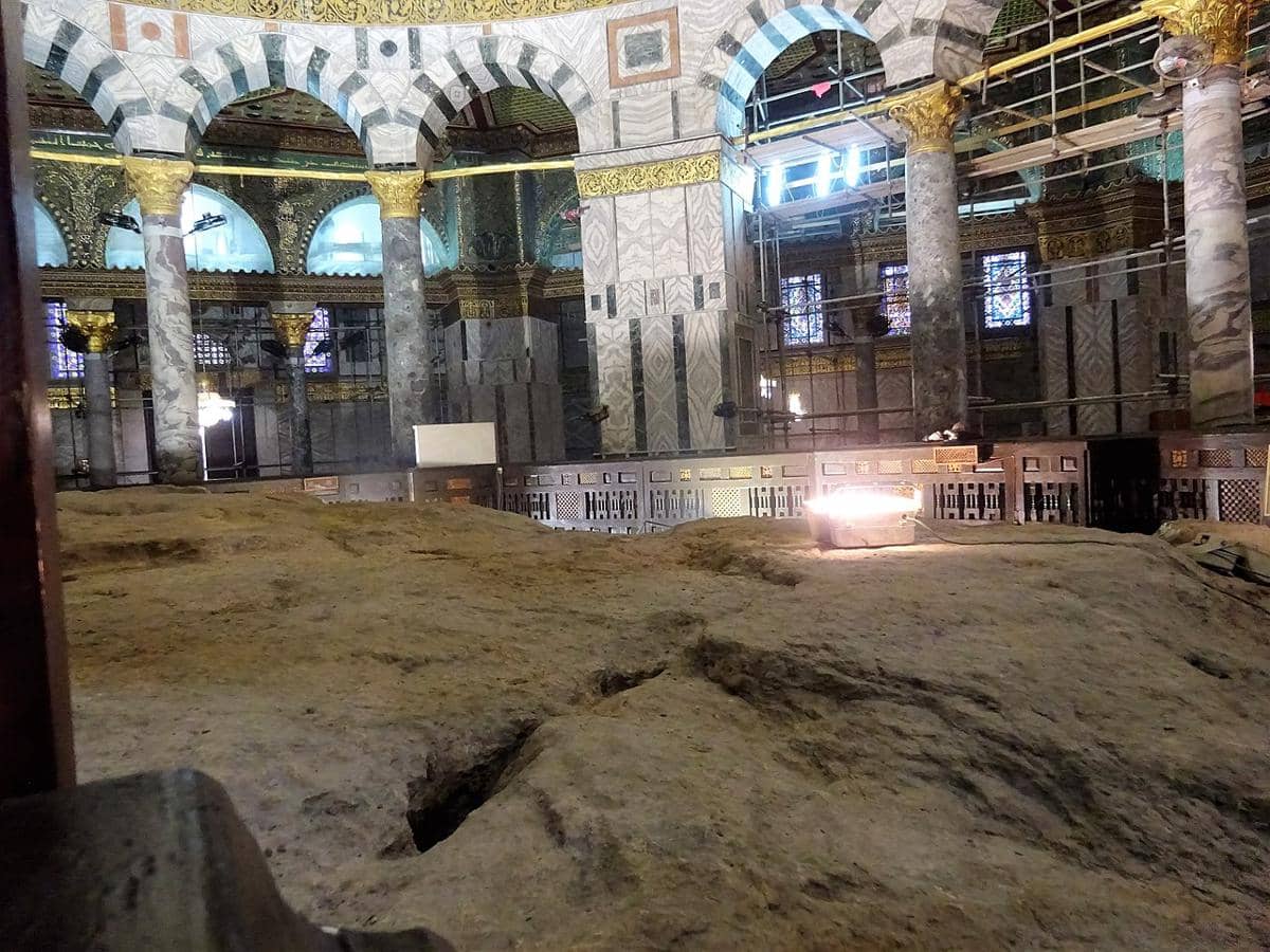  Bagian interior dari Kubah Sakhrah (Dome of the Rock). Objek utama yang tampak seperti bongkahan batu besar di lantai tersebut adalah Batu Fondasi (Foundation Stone), atau dalam bahasa Arab disebut Ash-Sakhrah. Batu ini merupakan titik pusat dari seluruh bangunan tersebut dan memiliki makna religiu
