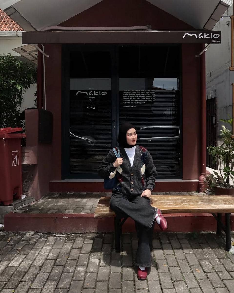 ide outfit saat rainy day ala Jihan Rifa