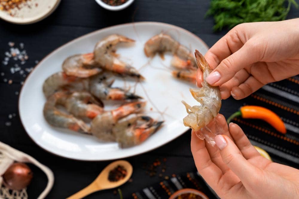 ilustrasi membersihkan udang 