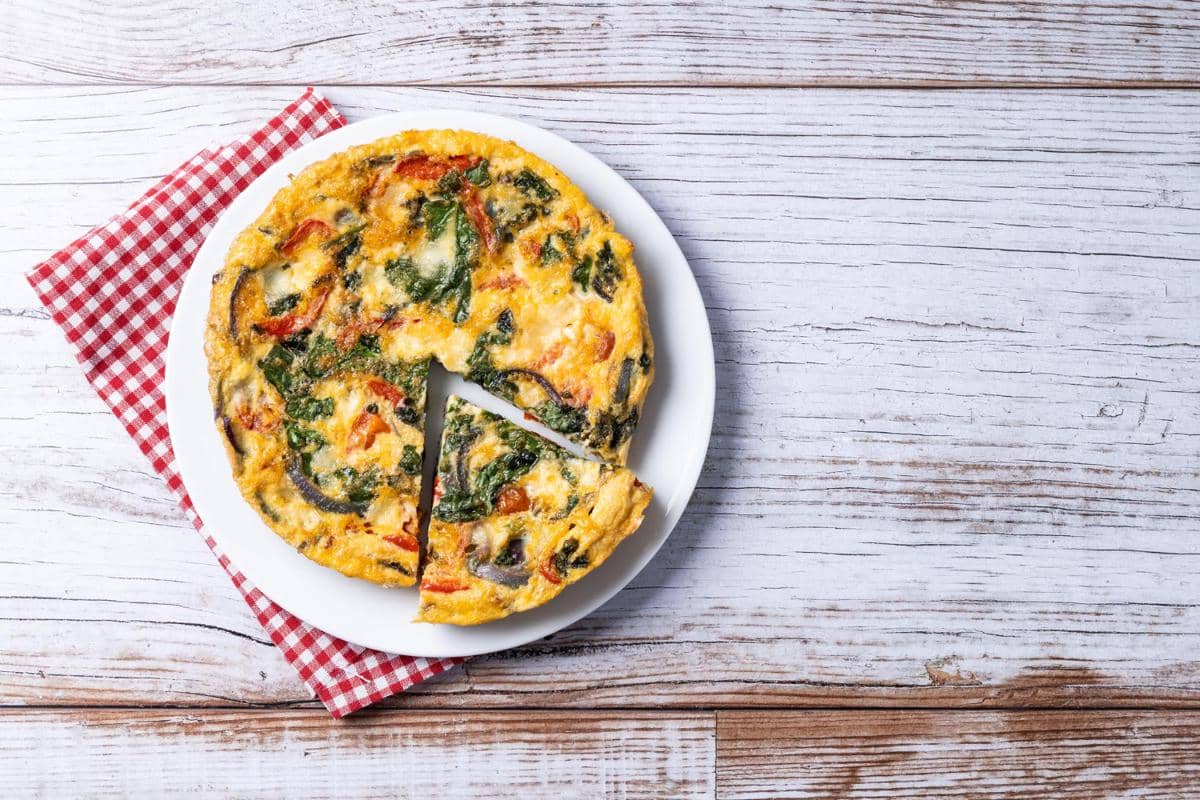 5 Perbedaan Frittata, Omelet, dan Quiche dari Bahan hingga Cara Masak