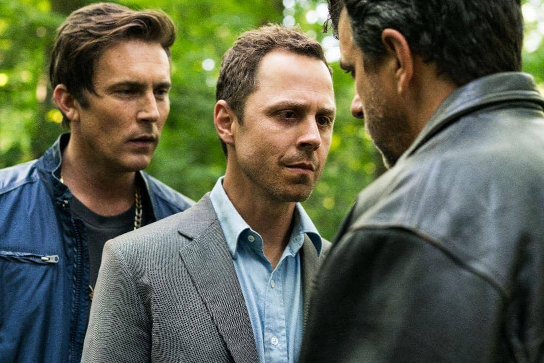 adegan dalam serial Sneaky Pete